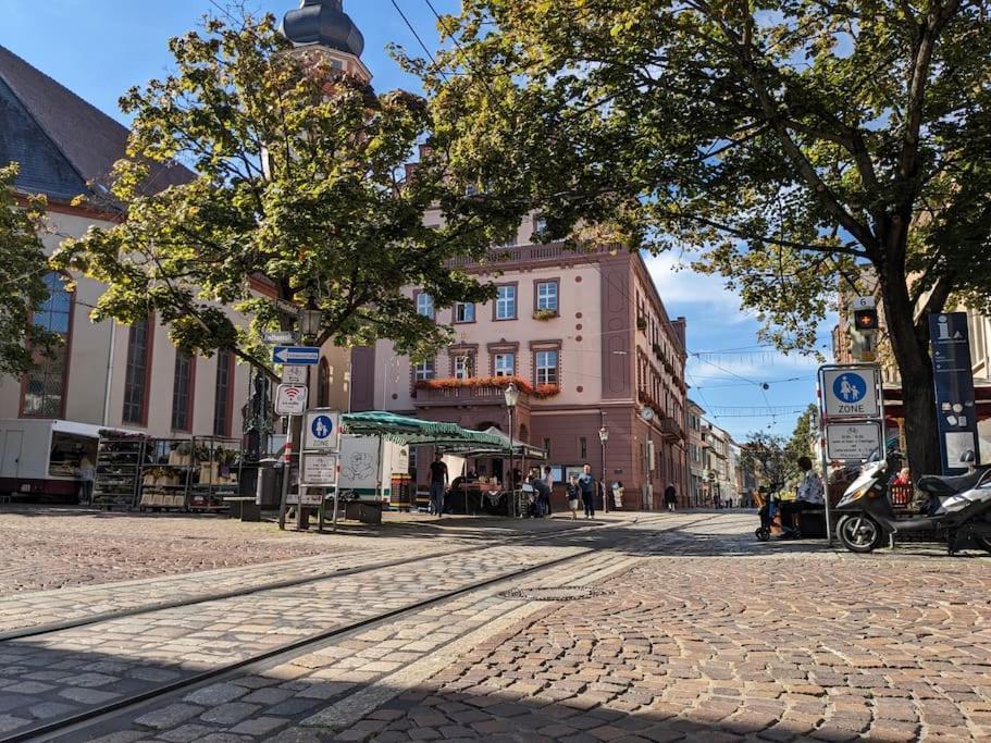 65Qm Altbaucharme Mit Zwei Balkonen Appartement Karlsruhe Buitenkant foto