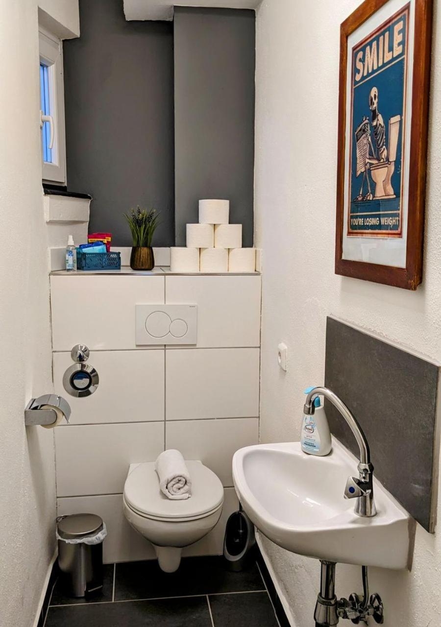 65Qm Altbaucharme Mit Zwei Balkonen Appartement Karlsruhe Buitenkant foto