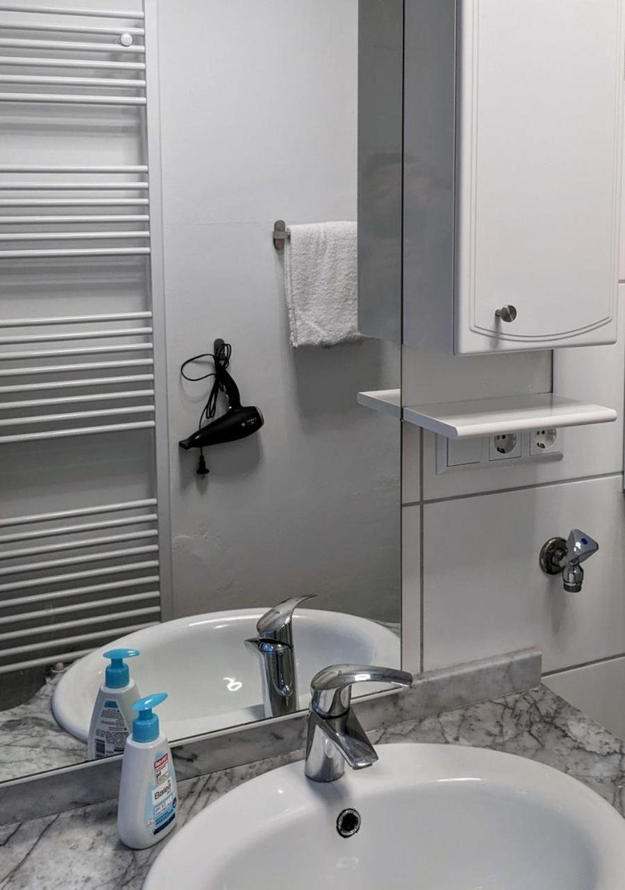 65Qm Altbaucharme Mit Zwei Balkonen Appartement Karlsruhe Buitenkant foto
